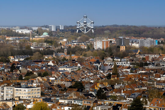 Vue a&eacute;rienne de Bruxelles avec l'Atomium en second plan.