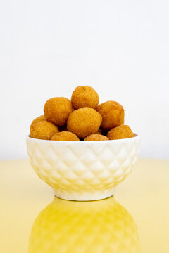 Mini bolinhas de queijo na tigela