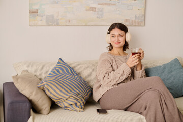 Obraz premium Relaxing evening at home with a warm drink and cozy vibes in a beautiful setting