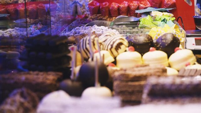 Gro&szlig;e S&uuml;&szlig;igkeitenauslage mit Schokofr&uuml;chten, Marzipan und gebrannten Mandeln mit Sch&auml;rfenverlagerung