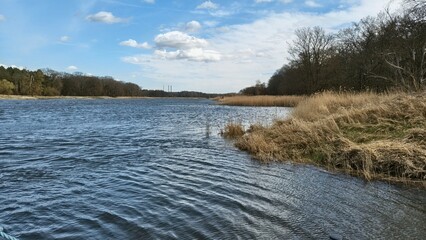 Rzeka w słoneczny dzień  © WalDec