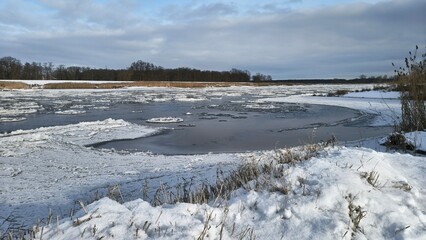 Kra na rzece  © WalDec