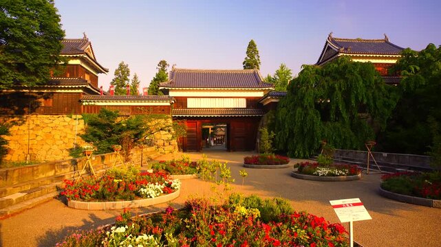 朝の六花文花壇と上田城