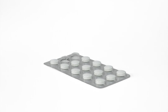 Cartela de rem&eacute;dio com comprimidos brancos em blister prateado, vista em perspectiva e isolada em fundo transparente com sombra suave conservada para uso em sa&uacute;de, farm&aacute;cia e medicina