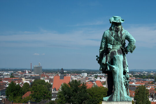 Sparrenburg, die Statue, der Gro&szlig;e Kurf&uuml;rst &uuml;berblickt die westf&auml;lische Stadt, ein Geschenk von Kaiser Wilhelm II. an die Stadt Bielefeld.