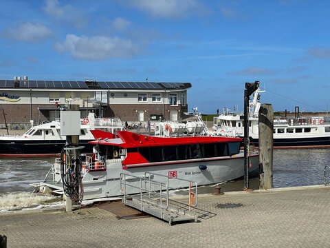 Harlesiel, Niedersachsen, Deutschland - 04 06 2026: Die Schnellf&auml;hre Watt Sprinter der Deutschen Bahn legt im Hafen Harlesiel nach Wangerooge ab.