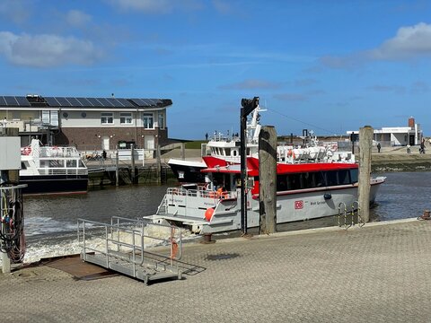 Harlesiel, Niedersachsen, Deutschland - 04 06 2026: Die Schnellf&auml;hre Watt Sprinter der Deutschen Bahn verl&auml;sst den Hafen Harlesiel nach Wangerooge und beschleunigt.