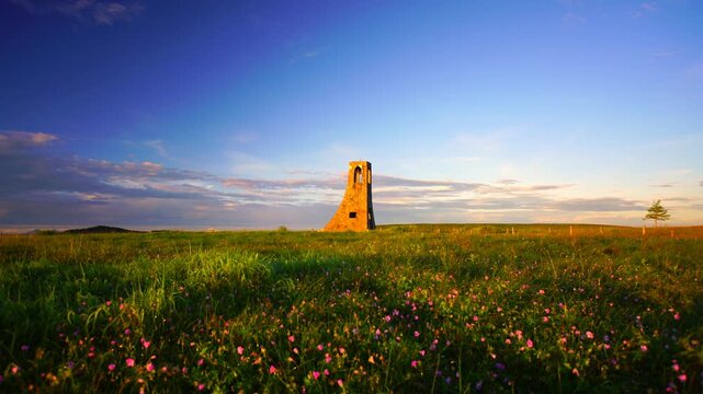 朝日に染まる美しの塔とハクサンフウロ