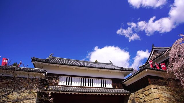 上田城の東虎口櫓門と北櫓とシダレザクラとハートの雲