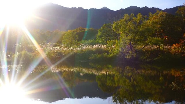 鳥甲山と水鏡の天池と夕日