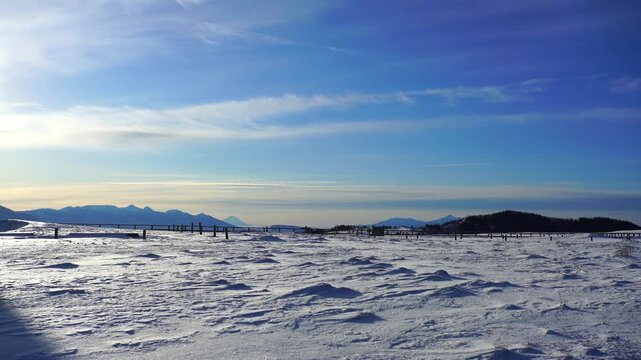 美しの塔と雪原と富士山と八ケ岳連峰と朝日の漏れ日
