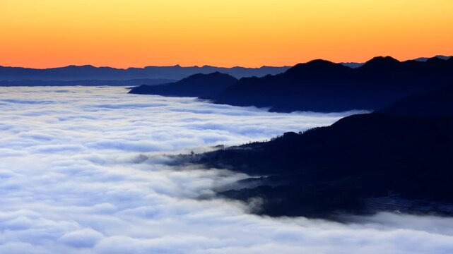 十観山から望む荒船山などの山並みと雲海と昇る朝日