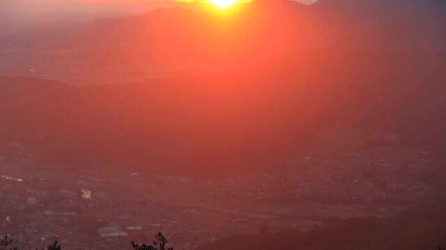 十観山から望む雲間の朝日と青木村