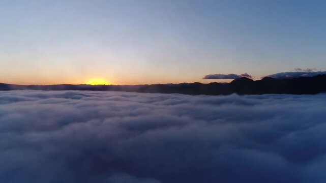 別所温泉近郊上空から望む雲海と朝日と消え行くレンズの結露