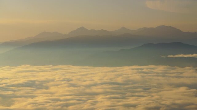 高ボッチ高原から望む南アルプスと富士山と雲海