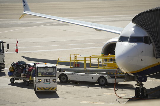 Un avi&oacute;n de pasajeros en pista est&aacute; cargando equipaje de maletas, en referencia a transporte a&eacute;reo, viajar, volar. Aeropuerto de Madrid Barajas. Madrid, Espa&ntilde;a. 14 de Abril 2026