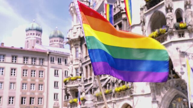 Regenbogenflagge in Zeitlupe vor Rathaus und Frauenkirche beim Christopher Street Day in M&uuml;nchen