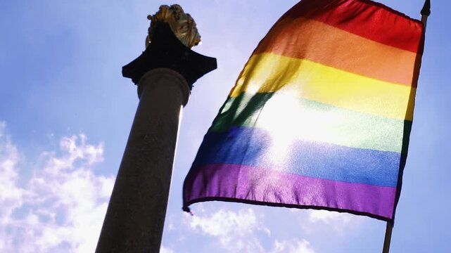 Regenbogenflagge in Zeitlupe vor Mariens&auml;ule mit Sonnenstrahlen beim CSD M&uuml;nchen