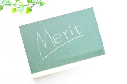 黒板にMeritと書かれたメリット訴求イメージ