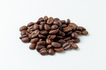 Obraz premium コーヒー豆の物撮り（白背景・コピースペース）（Coffee beans on white background with copy space）