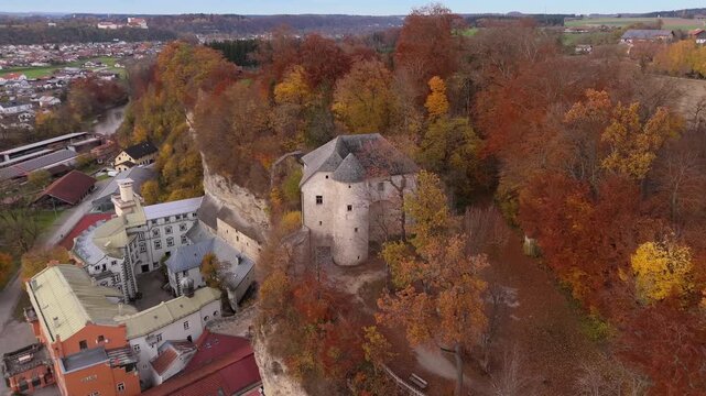 Luftaufnahme von Schloss Stein an der Traun im Landkreis Traunstein, Bayern. Historische Burganlage in Herbstfarben. Hoehlenburg und Hochschloss, eine der bedeutendsten Burganlagen Deutschlands