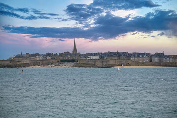 Obraz premium Saint-Malo, beautiful city in Brittany, view from Saint-Lunaire 