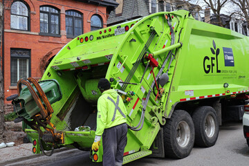 Naklejka premium Toronto garbage truck loading compostable food waste bin
