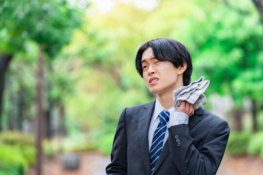 暑がる男性