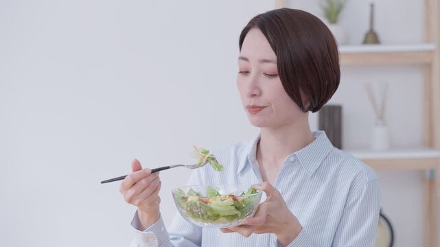 サラダを食べる女性