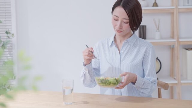 サラダを食べる女性