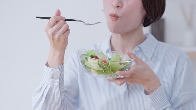 サラダを食べる女性