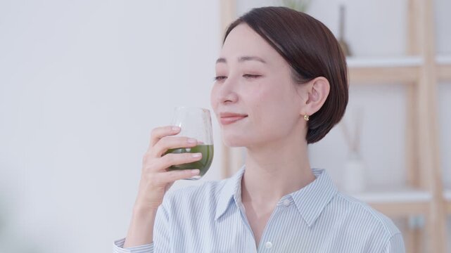 青汁を飲む女性