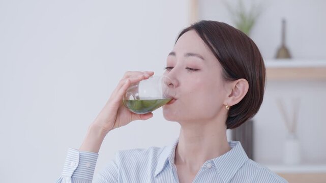 青汁を飲む女性