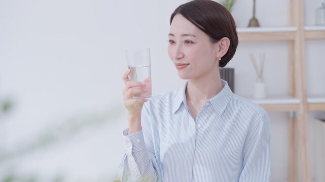 水を飲む女性
