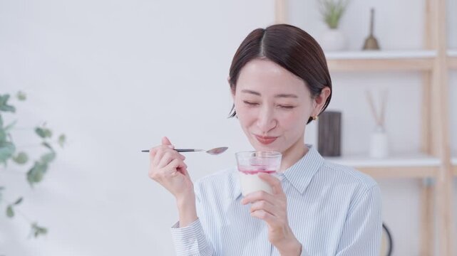 朝ヨーグルトを食べる女性