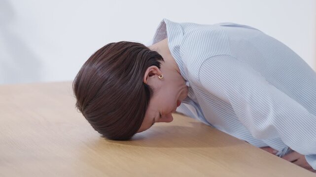 腹痛の女性