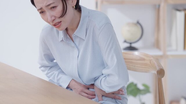 腹痛の女性