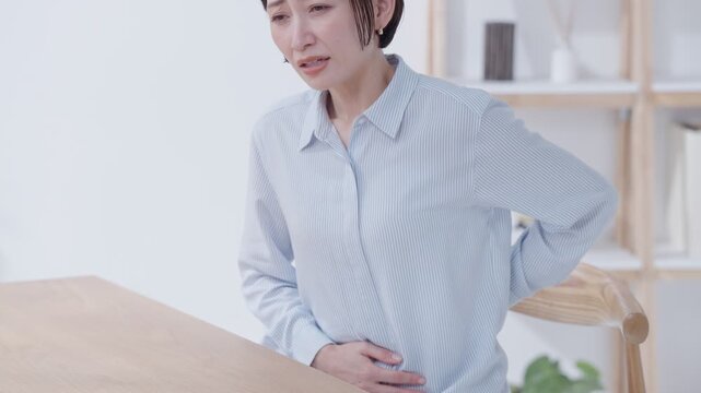 腹痛の女性