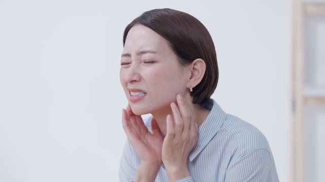 顎や虫歯が痛い女性