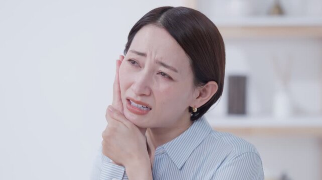 顎や虫歯が痛い女性