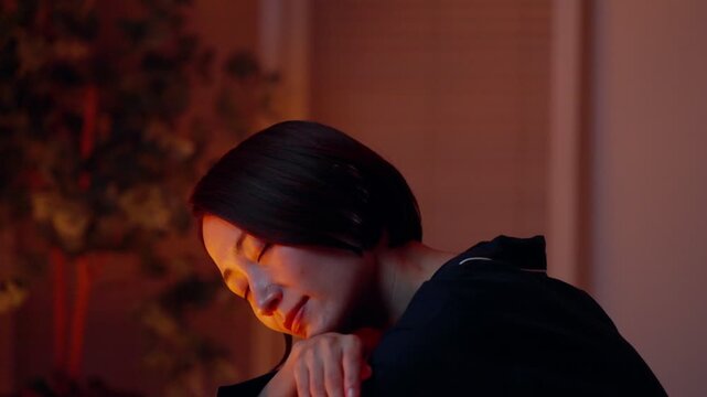 パジャマで座りながら眠る女性