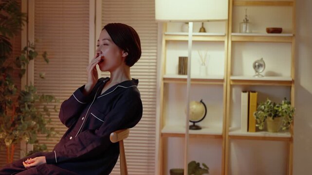 パジャマで夜更かしする女性