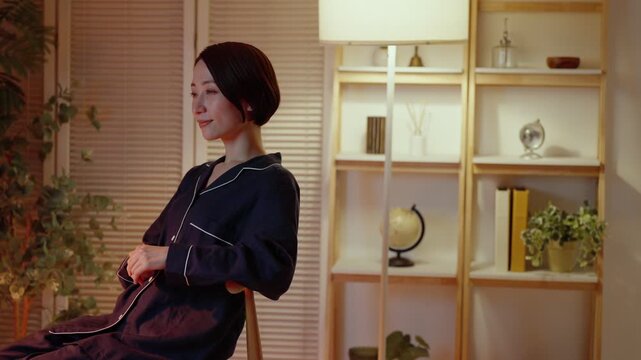 パジャマで夜更かしする女性