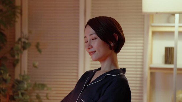 パジャマで夜更かしする女性
