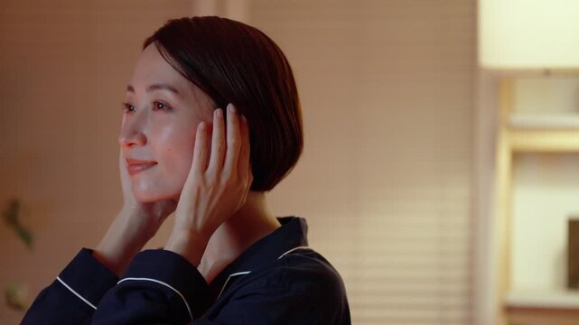 夜にスキンケアをする女性