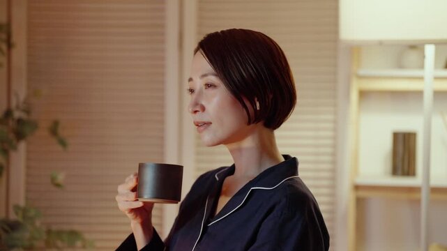 夜にテレビを観る女性