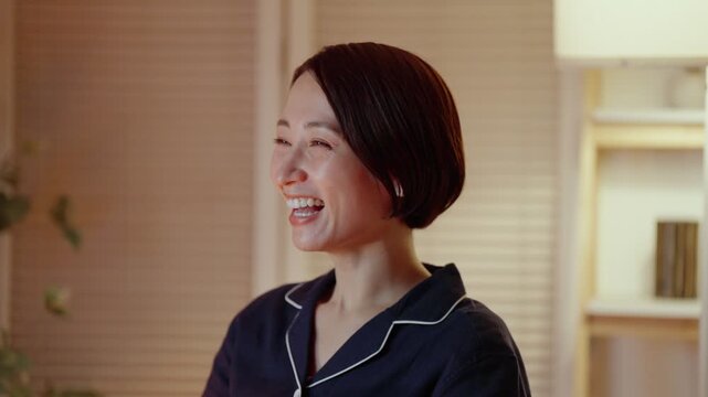 夜にテレビを観る女性