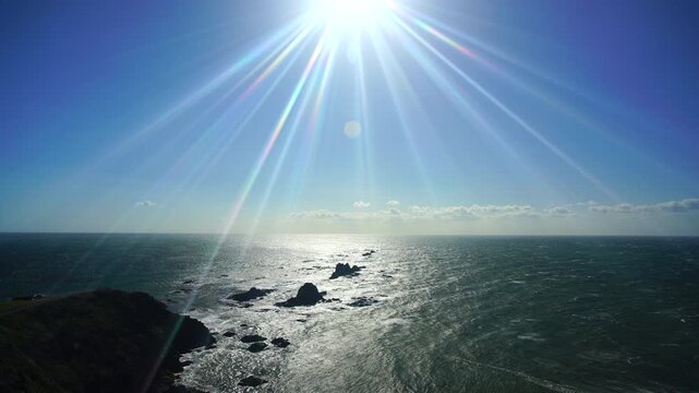 襟裳岬灯台と逆光に輝く海と岩礁