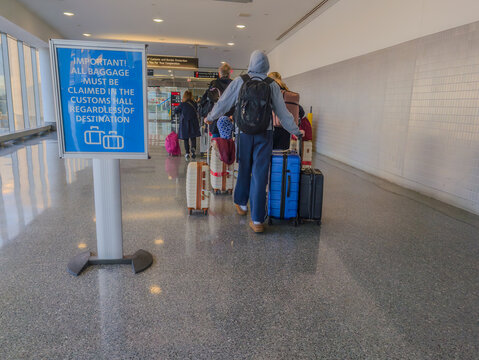 Start of a line to TSA and Customs at an US Airport for screening.