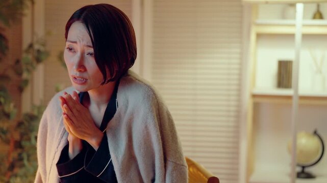 パジャマで寒がる女性
